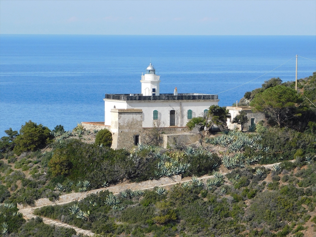 POINT OF INTEREST 2E | PUNTA POLVERAIA LIGHTHOUSE
